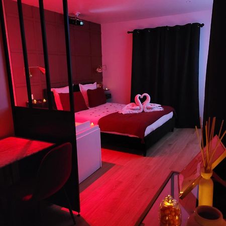 Nuit D'Evasion Love Room Avec Baignoire Balneotherapie Тулон Экстерьер фото