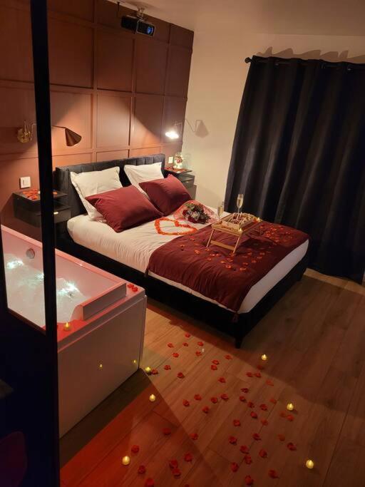 Nuit D'Evasion Love Room Avec Baignoire Balneotherapie Тулон Экстерьер фото