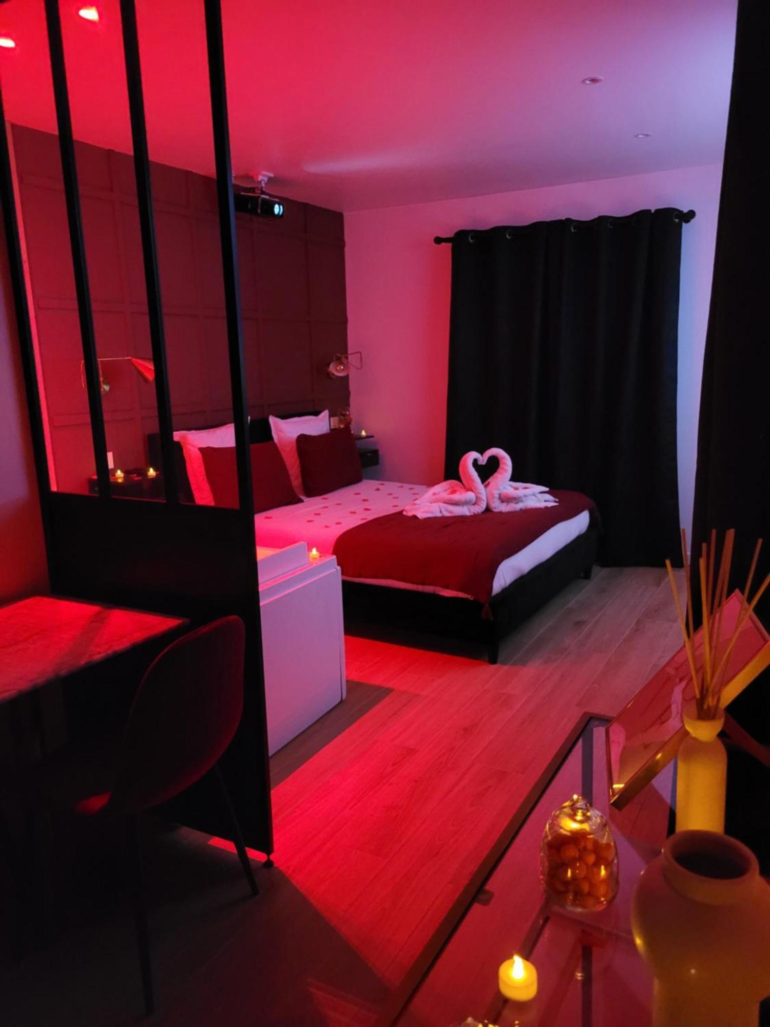 Nuit D'Evasion Love Room Avec Baignoire Balneotherapie Тулон Экстерьер фото